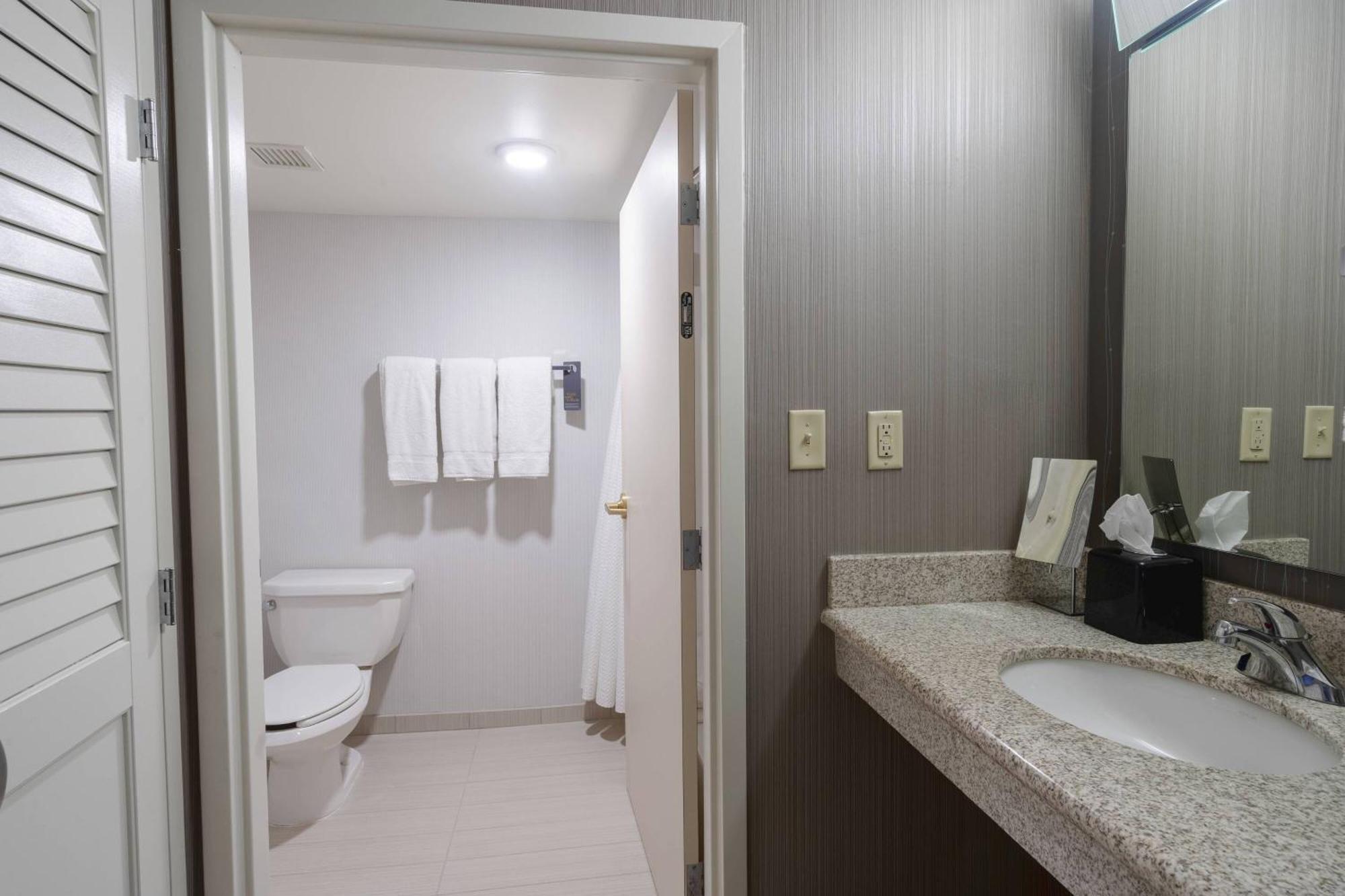 Courtyard By Marriott Cleveland Willoughby Hotel Exterior foto